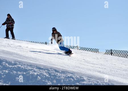 KAPRUN, AUTRICHE - 5 MARS 2012 : snowboarder non identifié qui descend la pente dans les Alpes autrichiennes, à Kitzsteinhorn Banque D'Images