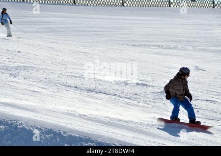 KAPRUN, AUTRICHE - 5 MARS 2012 : snowboarder non identifié qui descend la pente dans les Alpes autrichiennes, à Kitzsteinhorn Banque D'Images