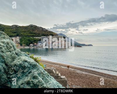 Vue de roche bleue sur la plage vide dans la ville côtière Rafailovici Banque D'Images