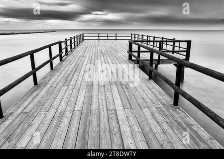 Jetée des salines de Santa Pola Banque D'Images