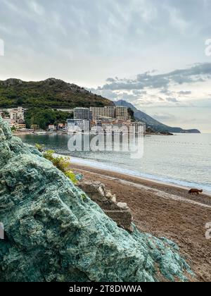 Vue de roche bleue sur la plage vide dans la ville côtière Rafailovici Banque D'Images