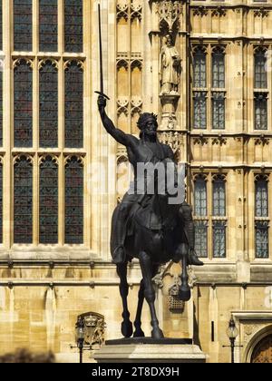 Richard le cœur de Lion statue à l'extérieur de Westminster, par Carlo Marochetti. Banque D'Images