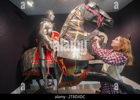 Londres, Royaume-Uni. 20 novembre 2023. Un maître Bonhams avec une armure complète équestre pour homme et cheval dans le style allemand de la fin du 16e siècle (estimation) : £10 000 - £15,000) à la vente Bonhams Arms and Armour. La vente a lieu à Bonhams Knighstbridge le 22 novembre. Crédit : amer ghazzal/Alamy Live News Banque D'Images