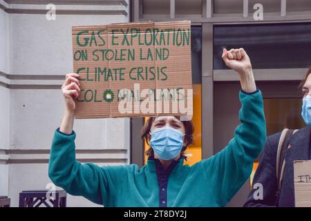 Londres, Royaume-Uni. 20 novembre 2023. Les militants pour le climat et pro-palestiniens du groupe Fossil Free London bloquent les entrées du siège du géant des combustibles fossiles BP dans le centre de Londont. Israël a récemment accordé des licences à BP pour explorer le gaz au large de la côte de Gaza alors que la guerre fait rage entre Israël et le Hamas. Crédit : Vuk Valcic/Alamy Live News Banque D'Images