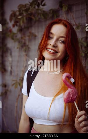 Redhead charmante jeune femme souriante. Banque D'Images