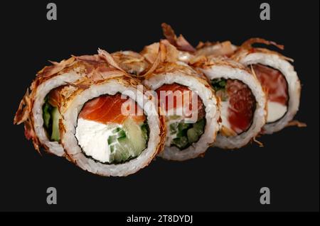 rouleau de sushi avec fromage à la crème, concombre frais, chips de thon, saumon Banque D'Images