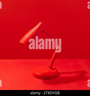 lampe de table rouge sur fond rouge Banque D'Images
