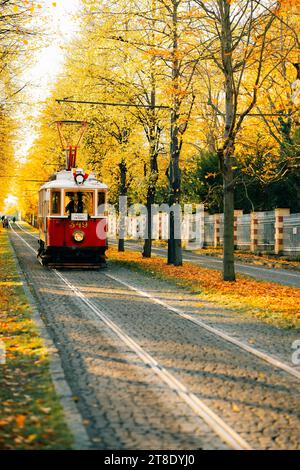 Tramway rétro sur une ruelle d'automne à Prague par une journée ensoleillée Banque D'Images