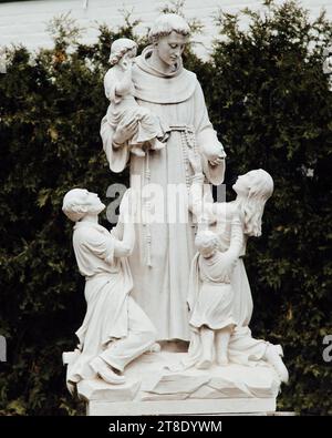 Une statue honorant St. Anthony dans le jardin de la paix au St. Leonard de Port Maurice Église catholique romaine Banque D'Images