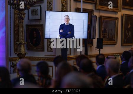 Un message préenregistré de Bill Gates, co-fondateur de Microsoft et co-président de la Fondation Bill et Melinda Gates, est diffusé lors de la séance d’ouverture du Sommet mondial sur la sécurité alimentaire à Londres. Le sommet, accueilli par le Royaume-Uni en partenariat avec les Émirats arabes Unis, la Somalie, la Fondation Bill & Melinda Gates et le Fonds d'investissement pour l'enfance, vise à galvaniser l'action contre la faim et la malnutrition. Date de la photo : lundi 20 novembre 2023. Banque D'Images