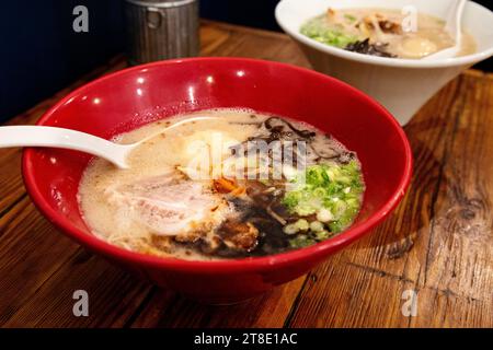 Bol de ramen de porc garni de chashu, œuf, muchrooms et oignon de printemps, Ippudo, Charing Cross, Londres, Angleterre Banque D'Images