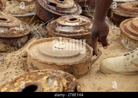 Destruction de plus de cinq mille mines et engins explosifs restes de guerre dans le gouvernorat de Hajjah sur le Banque D'Images