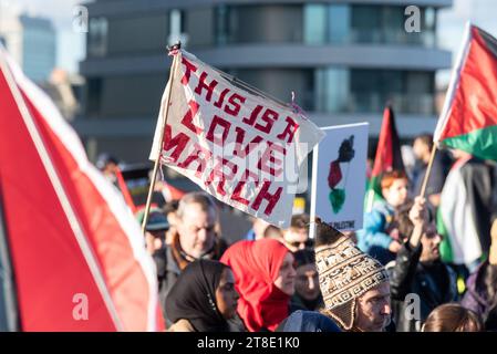 Rassemblement pro Palestine, manifestation nationale pour la Palestine ayant lieu le jour de l'Armistice à Londres, Royaume-Uni, traversant le pont Vauxhall. Love march drapeau Banque D'Images