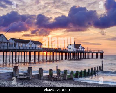 Jeudi 14 septembre 2023. Southwold, Suffolk, Angleterre - Un ciel coloré derrière la célèbre jetée de Southwold juste avant le lever du soleil, comme un autre jour Banque D'Images