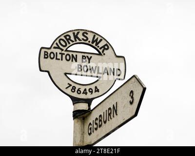 Un vieux panneau routier à Bolton près de Bowland, qui était autrefois dans le Yorkshire et est maintenant dans la vallée de Ribble, Lancashire, Royaume-Uni. Banque D'Images