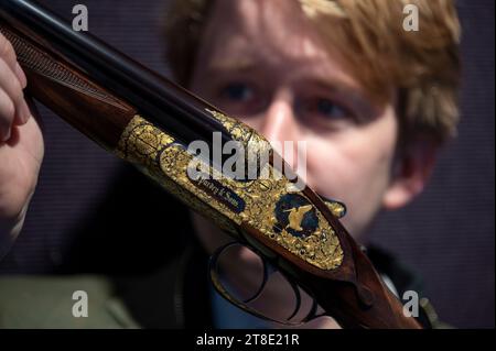 Londres, Royaume-Uni. 20 novembre 2023. Armes de sport, fusils et armes à feu vintage / Une très belle paire de canons à éjecteur à ouverture latérale auto-ouvrante de 12 trous de K. C. Hunt gravés et décorés d'or par James Purdey & Sons, estimée entre 120 000 000 £ et 150 000 £. Crédit : Malcolm Park/Alamy Live News Banque D'Images