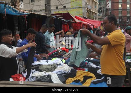 Dhaka 18 november2023,les ventes de magasins de vêtements d'hiver sur les trottoirs ont augmenté. Des foules de clients se sont rassemblées dans les magasins pour acheter des affaires W Banque D'Images