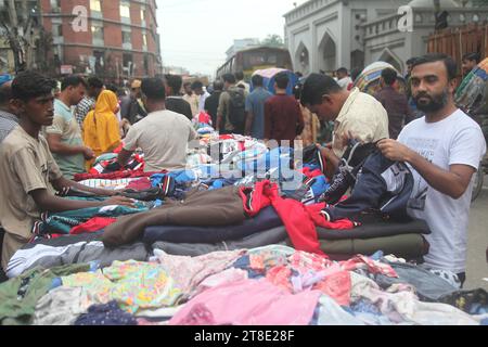 Dhaka 18 november2023,les ventes de magasins de vêtements d'hiver sur les trottoirs ont augmenté. Des foules de clients se sont rassemblées dans les magasins pour acheter des affaires W Banque D'Images