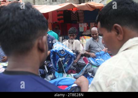 Dhaka 18 november2023,les ventes de magasins de vêtements d'hiver sur les trottoirs ont augmenté. Des foules de clients se sont rassemblées dans les magasins pour acheter des affaires W Banque D'Images