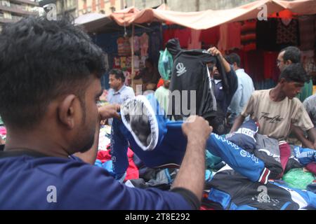 Dhaka 18 november2023,les ventes de magasins de vêtements d'hiver sur les trottoirs ont augmenté. Des foules de clients se sont rassemblées dans les magasins pour acheter des affaires W Banque D'Images