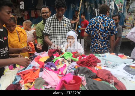 Dhaka 18 november2023,les ventes de magasins de vêtements d'hiver sur les trottoirs ont augmenté. Des foules de clients se sont rassemblées dans les magasins pour acheter des affaires W Banque D'Images