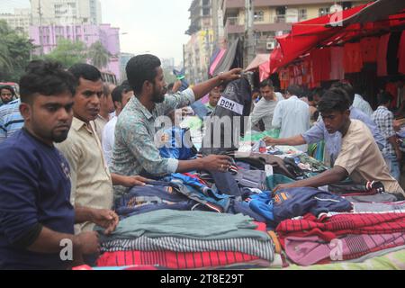 Dhaka 18 november2023,les ventes de magasins de vêtements d'hiver sur les trottoirs ont augmenté. Des foules de clients se sont rassemblées dans les magasins pour acheter des affaires W Banque D'Images