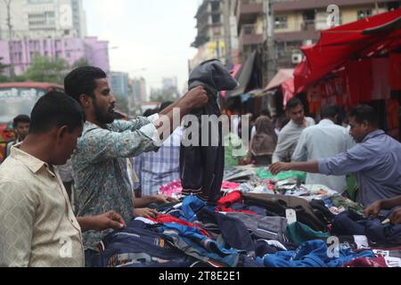 Dhaka 18 november2023,les ventes de magasins de vêtements d'hiver sur les trottoirs ont augmenté. Des foules de clients se sont rassemblées dans les magasins pour acheter des affaires W Banque D'Images