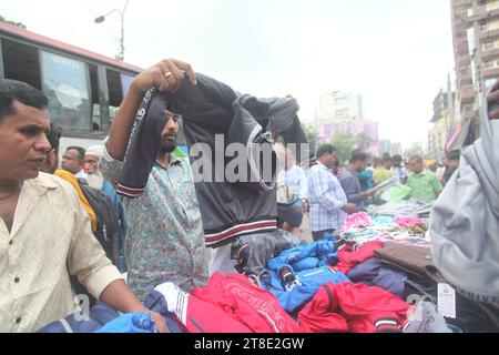 Dhaka 18 november2023,les ventes de magasins de vêtements d'hiver sur les trottoirs ont augmenté. Des foules de clients se sont rassemblées dans les magasins pour acheter des affaires W Banque D'Images