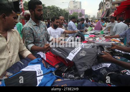 Dhaka 18 november2023,les ventes de magasins de vêtements d'hiver sur les trottoirs ont augmenté. Des foules de clients se sont rassemblées dans les magasins pour acheter des affaires W Banque D'Images