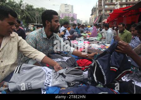 Dhaka 18 november2023,les ventes de magasins de vêtements d'hiver sur les trottoirs ont augmenté. Des foules de clients se sont rassemblées dans les magasins pour acheter des affaires W Banque D'Images