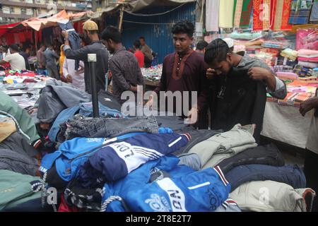 Dhaka 18 november2023,les ventes de magasins de vêtements d'hiver sur les trottoirs ont augmenté. Des foules de clients se sont rassemblées dans les magasins pour acheter des affaires W Banque D'Images