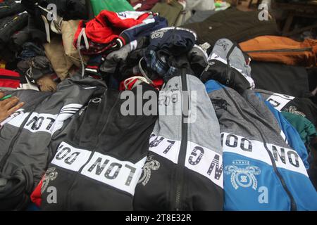 Dhaka 18 november2023,les ventes de magasins de vêtements d'hiver sur les trottoirs ont augmenté. Des foules de clients se sont rassemblées dans les magasins pour acheter des affaires W Banque D'Images