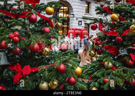 Touristes au Covent Garden de Londres pendant la saison des fêtes de noël. Banque D'Images