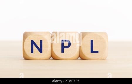 Concept NPL ou prêts non performants. Tex sur des blocs de bois sur la table. Espace de copie Banque D'Images