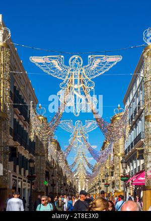 Malaga, Andalousie, Espagne. 11/16/2023. Installation de l'illumination traditionnelle de Noël de la rue Larios à Malaga. Banque D'Images