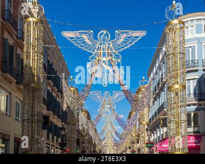 Malaga, Andalousie, Espagne. 11/16/2023. Installation de l'illumination traditionnelle de Noël de la rue Larios à Malaga. Banque D'Images