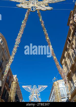 Malaga, Andalousie, Espagne. 11/16/2023. Installation de l'illumination traditionnelle de Noël de la rue Larios à Malaga. Banque D'Images