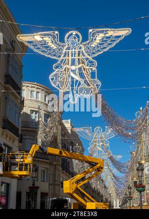 Malaga, Andalousie, Espagne. 11/16/2023. Installation de l'illumination traditionnelle de Noël de la rue Larios à Malaga. Banque D'Images