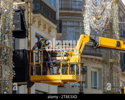 Malaga, Andalousie, Espagne. 11/16/2023. Installation de l'illumination traditionnelle de Noël de la rue Larios à Malaga. Banque D'Images