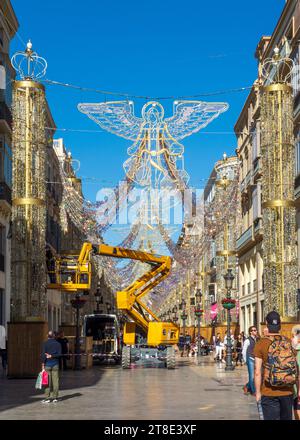 Malaga, Andalousie, Espagne. 11/16/2023. Installation de l'illumination traditionnelle de Noël de la rue Larios à Malaga. Banque D'Images