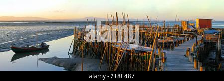 Jetées en bois traditionnelles de pêcheurs. Jetées sur échasses ou Cais Palafitico par l'estuaire de la rivière Sado à marée basse sur Carrasqueira, Alcacer do Sal, Setuba Banque D'Images