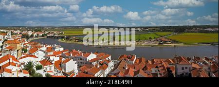 Toits du front de mer Alcacer do Sal avec vue sur la rivière Sado et les champs agricoles sur la rive sud Banque D'Images