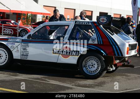 Varano, Italie - 11 novembre 2023 : lancia Rally S4 luxe ET VOITURE DREEM EN EXPOSITION Banque D'Images