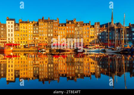 Port et Row Houses dans le centre-ville de Honfleur, Normandie, France au lever du soleil le matin de septembre Banque D'Images