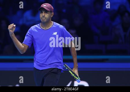 Turin, Italie. 19 novembre 2023. Rajeev RAM, des USA, célèbre lors du double match final entre Marcel Granollers, d’Espagne, et Horacio Zeballos, d’Argentine, contre Rajeev RAM, des USA, et Joe Salisbury, de Grande-Bretagne, le huitième jour de la finale du Nitto ATP World Tour. Crédit : Marco Canoniero/Alamy Live News Banque D'Images