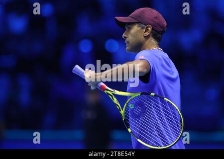 Turin, Italie. 19 novembre 2023. Rajeev RAM, des États-Unis, regarde pendant le double match final entre Marcel Granollers, d’Espagne, et Horacio Zeballos, d’Argentine, contre Rajeev RAM, des États-Unis, et Joe Salisbury, de Grande-Bretagne, le huitième jour des finales du Nitto ATP World Tour. Crédit : Marco Canoniero/Alamy Live News Banque D'Images