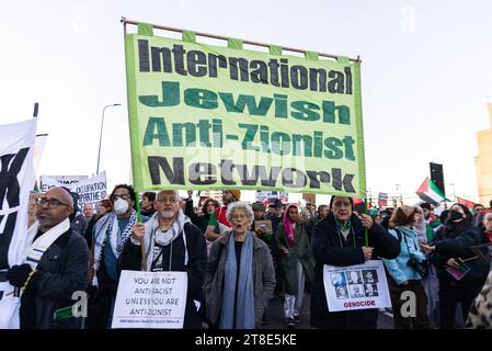 Rassemblement pro Palestine, manifestation nationale pour la Palestine à Londres, Royaume-Uni, traversant le pont Vauxhall. Signe international juif anti-sioniste Banque D'Images