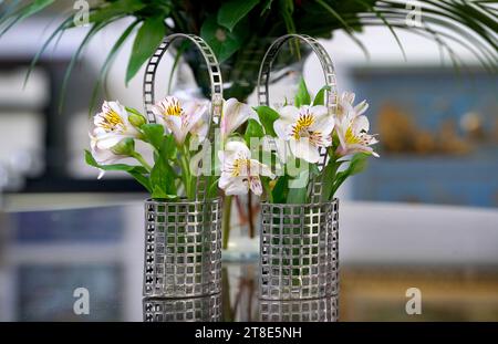 Une paire de rares paniers de fleurs sécessionnistes en argent 'Gitterwerk' du designer de Wiener Werkstätte Josef Hoffmann a estimé à 10 000 000 £ - 15 000 £, lors d'une avant-première pour la prochaine vente d'œuvres d'art Bellmans dans la salle de vente de la maison de vente aux enchères à Wisborough Green, West Sussex. Date de la photo : dimanche 19 novembre 2023. Banque D'Images