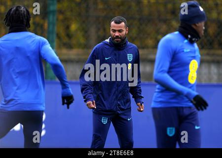 L'entraîneur adjoint U21 de l'Angleterre Ashley Cole (au centre) lors d'une séance d'entraînement à Finch Farm, Liverpool. Date de la photo : lundi 20 novembre 2023. Banque D'Images