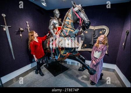 Londres, Royaume-Uni. 20 novembre 2023. Une armure complète équestre pour homme et cheval, dans le style allemand de la fin du 16e siècle. Estimation : £10 000 - £15 000 - Vente d'armes antiques, d'armures et de militarias à Bonhams Knightsbridge. Crédit : Guy Bell/Alamy Live News Banque D'Images